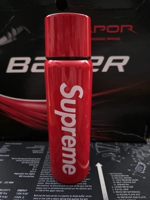 Botella fría caliente aislada al vacío Supreme x SIGG 0,75 L roja como nueva Foto 1 de 4