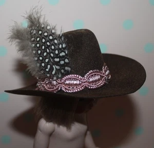 Accessorio Cappello Cowboy Marrone con Piuma per Bambole Madame Alexander (NO DOLL) - Foto 1 di 6