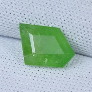 2.35 ct GLOW MASSIVE GREEN / NATURAL GROSSULAR GREEN GARNET - FANCY Gemstone !! - Picture 1 of 3
