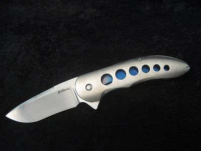 Cuchillo Daniel Galloway Cadena Gang Aleta-Hoja Satinada a Mano-Cáscara de Naranja con Agujeros Foto 1 de 4