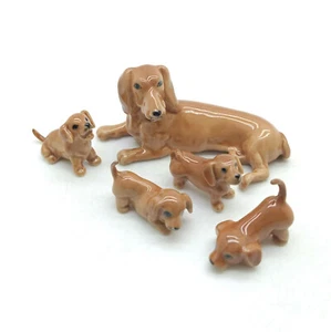Braune Dackel Familie, Mama mit 4 Welpen - handbemalte Keramik Figuren Set - Bild 1 von 9