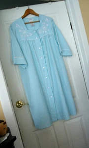 DAMEN HAUSKLEID MORGENMANTEL/MU MU/ MORGENMANTEL DRUCKKNOPFLEISTE GRÖSSE SMALL KAY ANNA SEERSUCKER - Bild 1 von 5