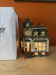 Dept 56 Haunted Mansion #54935 con schermo di proiezione funzionante ottime condizioni neve vlg - Foto 1 di 18