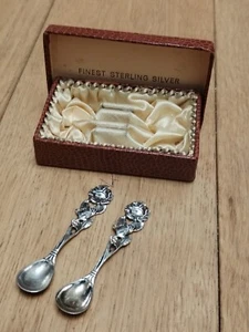 Beautiful Boxed Pair Of Antique Sterling Silver Salt Spoons Rose Design - Picture 1 of 10