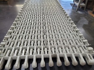 Cinta transportadora modular Habasit KVP IS620 13" de ancho x 10' gris acetal pestaña HDT - Imagen 1 de 3