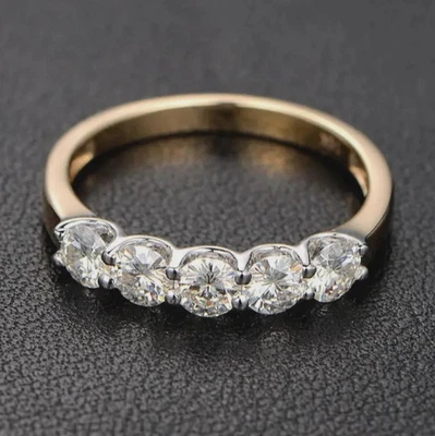 Обручальное кольцо круглой огранки из бесцветного муассанита с пятью камнями муассанит свадебное кольцо - Изображение 1 из 4