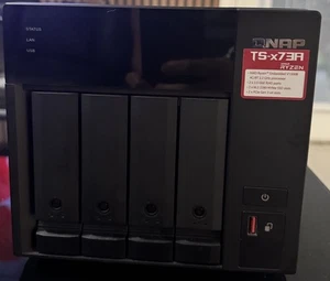 QNAP TS-473A-SAN/NAS Storage System - AMD Ryzen V1500B Quad-core 64GB Ram 🔥ZFS - Picture 1 of 4