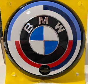 Original BMW 50 Jahre M Heritage Kofferraum Stiefel Abzeichen Emblem Ø82mm G22 G82 8087199 - Bild 1 von 7