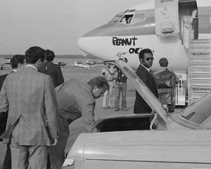 Jimmy Carter Boarding Peanut One Vintage 8x10 Reimpresión De Foto Antigua - Imagen 1 de 1