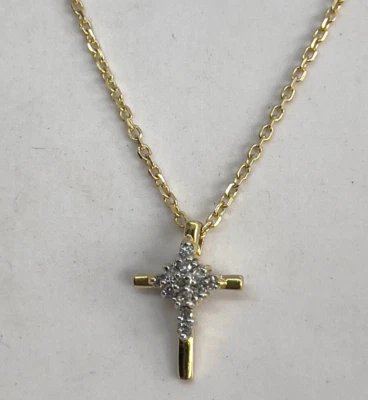 Collar de cadena con colgante de cruz 3D de diamantes de oro amarillo de 14K Foto 1 de 4