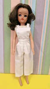 Vintage Sindy / Barbie Größe weiße Latzhose & gelb geflecktes Oberteil (keine Puppe) - Bild 1 von 8