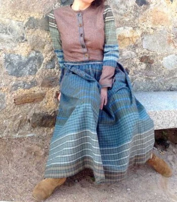 Vestido largo "Ingrid" hecho de lana natural y algodón grueso en el escandinavo Foto 1 de 4