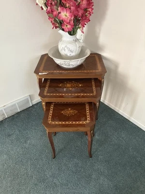 Mesas de panadería italianas Mid-Century 1960 con incrustaciones de marquetería Foto 1 de 4