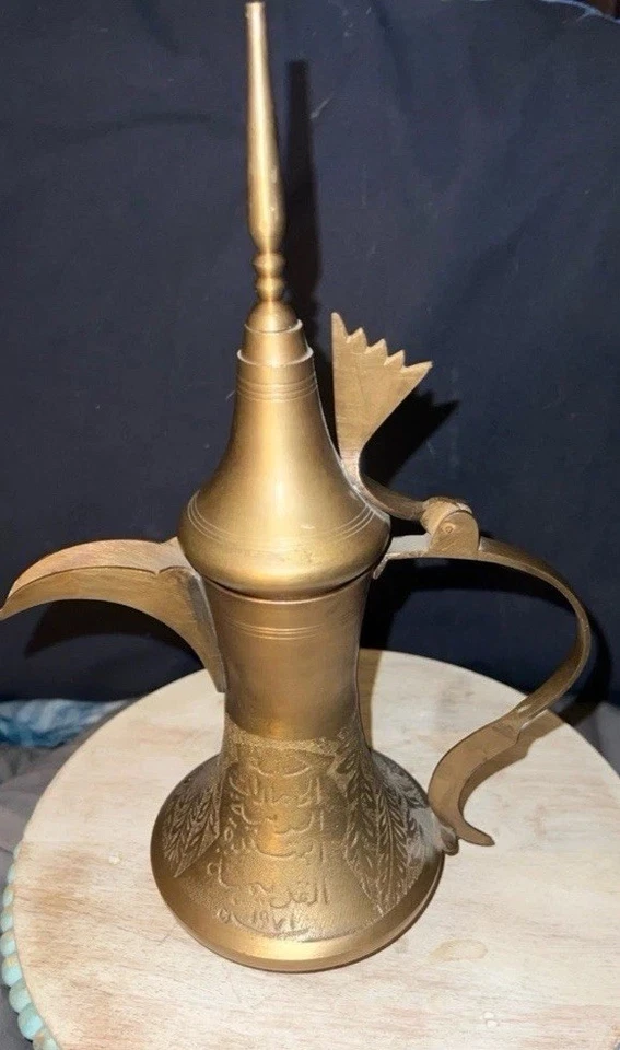 Cafetera decorativa vintage de latón Dallah árabe de Oriente Medio - diseño grabado Foto 1 de 4