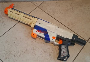 NERF Blaster ELITE RETALIATOR blau/weiß/orange mit Laufaufsatz - Bild 1 von 8