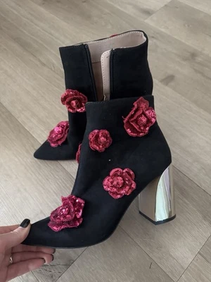Botines negros con adornos florales rojos y tacón metálico Foto 1 de 3