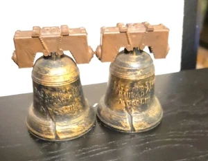 Vintage Paar Liberty Bell Salz- und Pfefferstreuer aus Kunststoff  - Bild 1 von 7