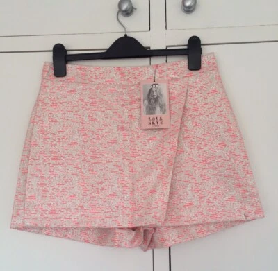 Pantalones cortos Lola Skye London con solapa delantera talla 10 nuevos con etiquetas rosa plateado blanco precio de venta sugerido por el fabricante £32!¡! Foto 1 de 4