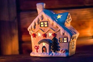 Keramik Weihnachts-Haus Teelichthalter Weihnachtsdeko Hexenhaus Knusperhäuschen - Bild 1 von 14