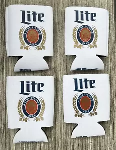 Lotto di 4 MILLER LITE BEER LATTINE COOLER COOZIE COOLIE KOOZIE HUGGIE - Foto 1 di 2