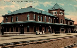 TARJETA POSTAL DE DEPÓSITO DE FERROCARRIL Chanute, Kansas, A.T. y S.F. Depósito, niñas, pasajeros - Imagen 1 de 2
