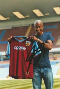 BURNLEY: TYRONE MEARS SIGNED 6x4 PORTRAIT PHOTO+COA - Picture 1 of 1