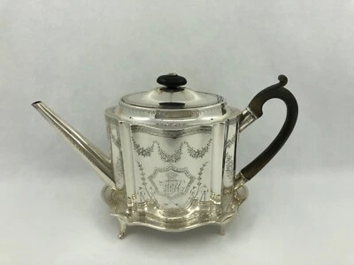 Antigua tetera georgiana III grabada en plata de ley maciza sobre soporte Foto 1 de 4