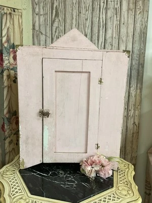 Antiguo gabinete de pintura rosa chippy estilo casa de campo Foto 1 de 4