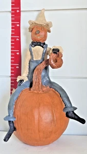 Jack o Laterne Vogelscheuche sitzend auf Kürbis Harz Primative Figur Halloween - Bild 1 von 5