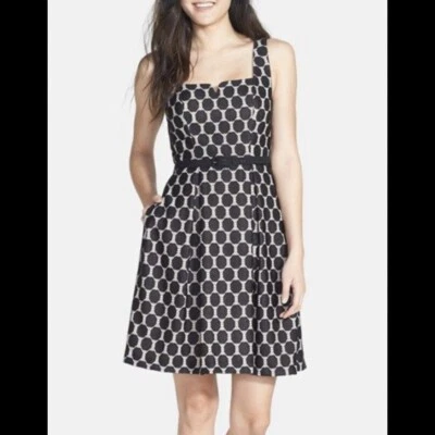 Vestido Trina Turk novo com etiquetas Kristen Fit & Flare tamanho 4 bolinhas bolsos de renda com cinto - Imagem 1 de 4