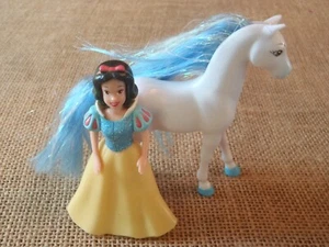 Polly Pocket Disney Princesa Blancanieves y los Siete Enanitos Muñeca y Caballo Set W81 - Imagen 1 de 5