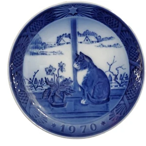1970 Royal Copenhagen 7" Blue Christmas Rose and Cat Plate Julerose OG Kat - Picture 1 of 6