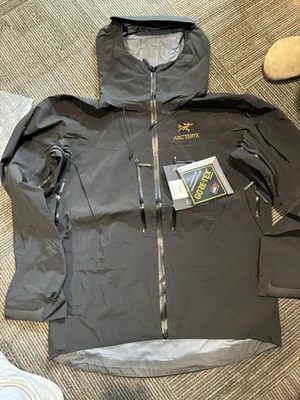 Chaqueta con etiquetas ARCTERYX Alpha SV Dorado 24K Negro Para Hombre Mediana Goretex G1N Foto 1 de 4