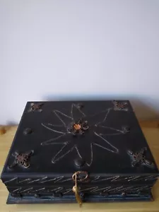 A decorated wooden box containing HOLY KORAN, in Arabic, possibly Saudi Arabian - Picture 1 of 12
