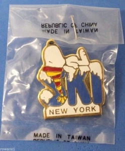 NUEVA YORK SNOOPY PEANUTS SOMBRERO ROJO/AMARILLO ETIQUETA ESQUÍ PIN RESORT - Imagen 1 de 4