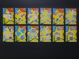 Lote de 12 pegatinas Topps Pokemon la primera película 1999 logotipo azul persecución - Imagen 1 de 2