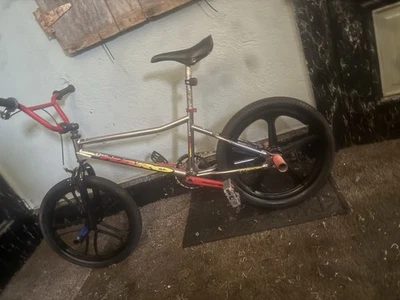 Haro Race 系列 20 英寸自行车带 Skyway Mag 车轮和 Redline 曲柄 — 第 1/3 张图片