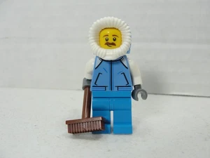 Lego Mann Figur Minifiguren, blaue Jacke, Fellkapuze aus Set #60235 - Bild 1 von 2