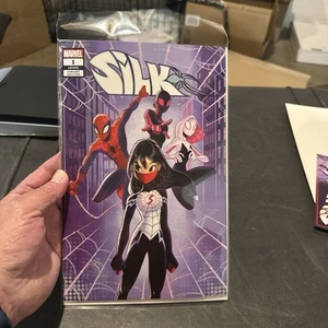 Silk #1 2022 Chrissie Zullo Ltd 1000 w/COA #638 The Comic Mint Exclusive - Picture 1 of 3
