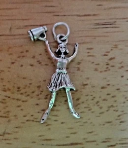 Sterling Silber 3D 22x15mm Cheerleader Mädchen hält Megaphon Charm - Bild 1 von 3