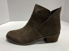 me too zoey bootie cognac