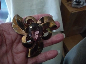 DE COLECCIÓN COMO ESTÁ BROCHE 2 1/2"" TONO DORADO CON LRG PIEDRA CENTRAL PÚRPURA COMO ESTÁ PIN #9/6 - Imagen 1 de 15