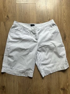 IZOD women’s stretch white chino shorts size 8 in very good condition - Picture 1 of 3