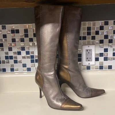 Bota Donald Pliner Bronce Alta Costura Cuero Metálico Antigua Retazos $425 Foto 1 de 4