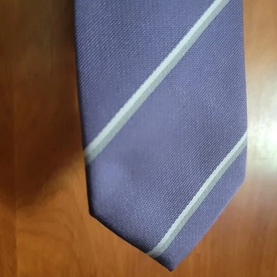 Corbata Alfani Delgada Moderna Ciruela Púrpura Rayas Brillo Satinado Nueva Con Etiquetas Foto 1 de 4