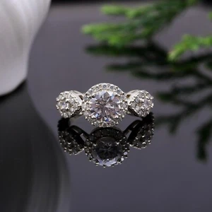 Juego de anillos de compromiso Art Deco de plata chapado en oro blanco moissanita corte VVS redondo - Imagen 1 de 4