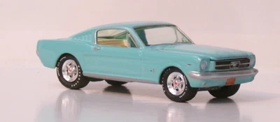 Ford Mustang 1965 2+2... Classic Gold 2019 serie lanzamiento 1... Johnny Lightning Foto 1 de 4