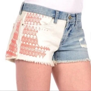 NWT $98 BlankNYC Little Queenie 2 Tone Embroidered , Frayed Cutoff Jeans Shorts - Picture 1 of 9