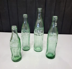 (4) Botellas de Coca-Cola Vintage Vidrio Verde CocaCola Louisiana Retro Comedor Soda Decoración - Imagen 1 de 10