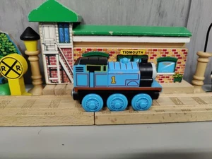 Thomas der Zug Holzeisenbahn SPRECHENDER THOMAS Y4116 Sätze und Licht - funktioniert - Bild 1 von 6